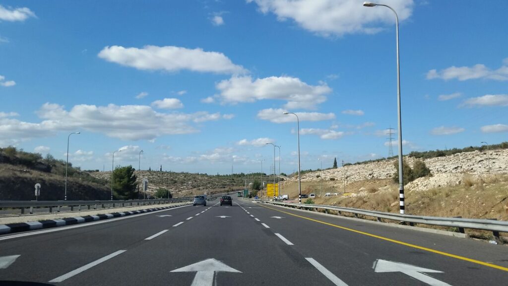 סביב השעון: נזק לרכב בפיגוע אבנים בכביש 443