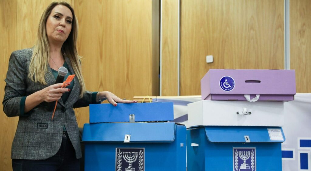 חשש לזיופים: מנכ״לית ועדת הבחירות מונעת מנציגי הסיעות לפקח על הליך ספירת המעטפות הכפולות